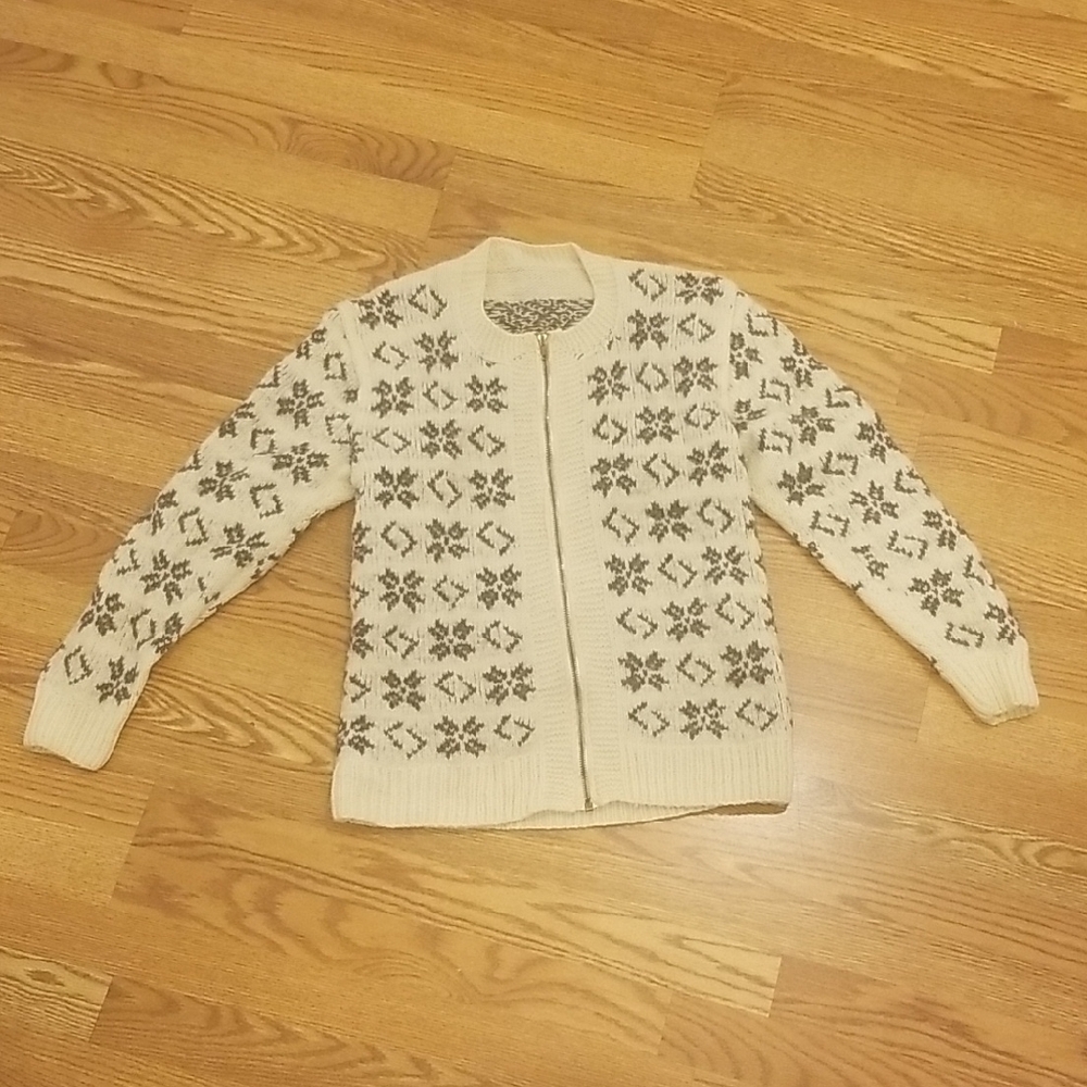 Cream and Gray Patterned Cardigan